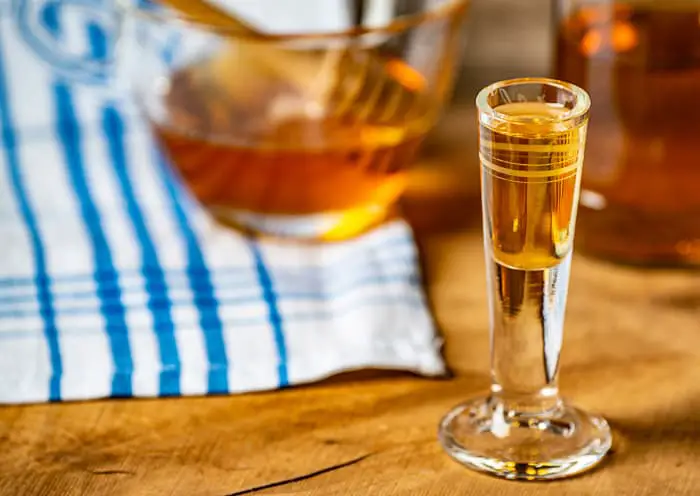 A small glass of medium- to light-colored mead.